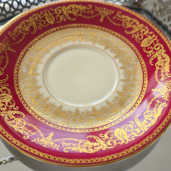 Elegant Red and Gold Teacup and Saucer - Picture 5 of 13